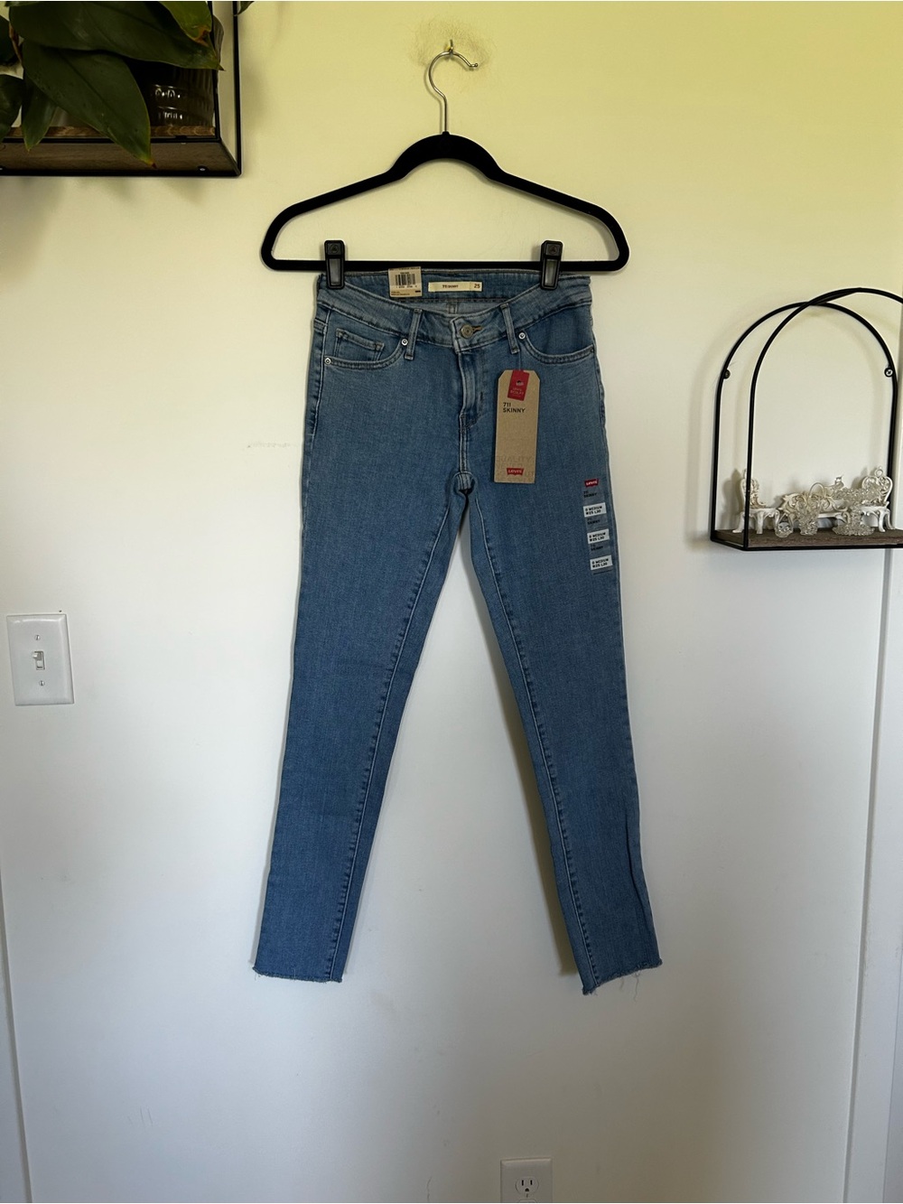 NWT Levi’s 711 Skinny‎ Jeans Size 25